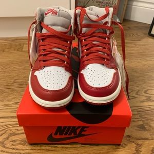 Never been worn Air Jordan 1 Retro High OG Women's Shoes in size 6